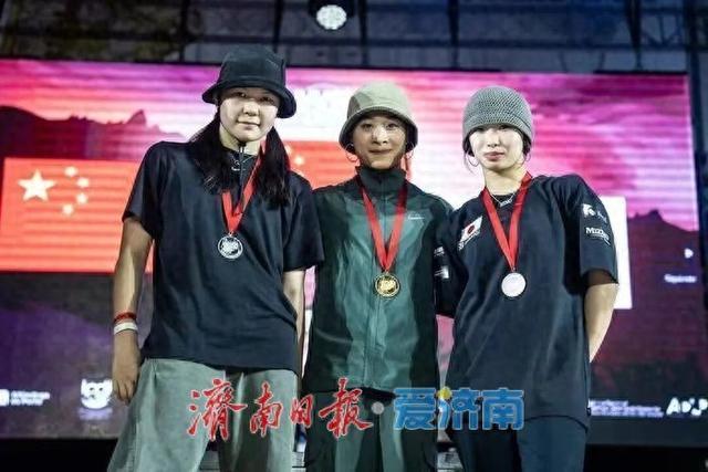 通讯员, 世界青年霹 通讯员, 世界青年霹